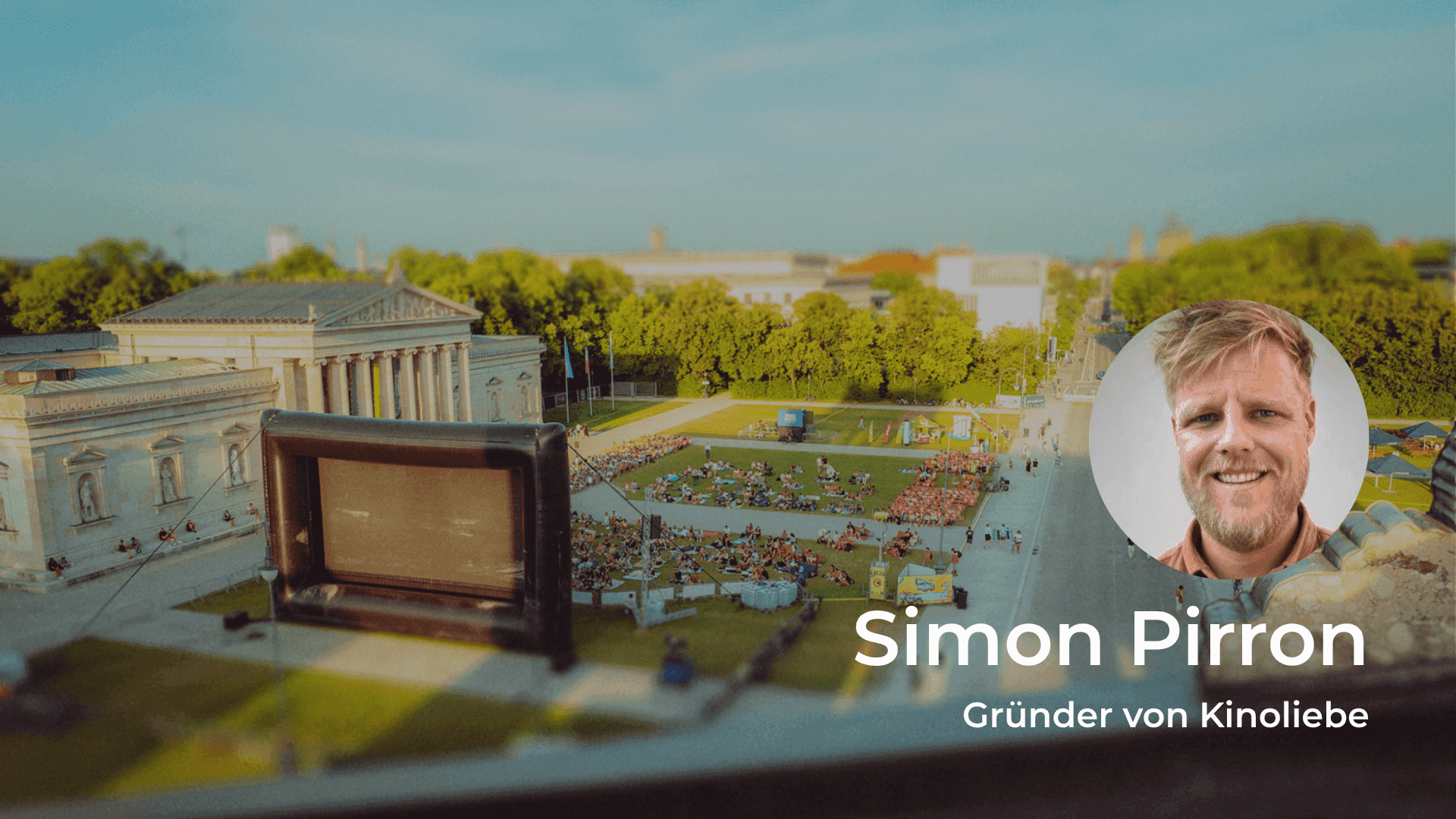 Outdoor cinema with many people watching a film, featuring Simon Pirron, founder of Kinoliebe.